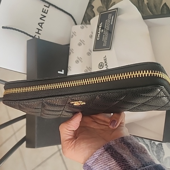 Like New Chanel leather long Wallet. Full inclusion dustbag, Box, auth card, bag - Picture 5 of 13